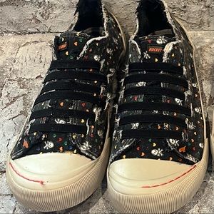 Rocket Dog Jokes Slip On Sneakers Bungee Laces Skulls Hearts